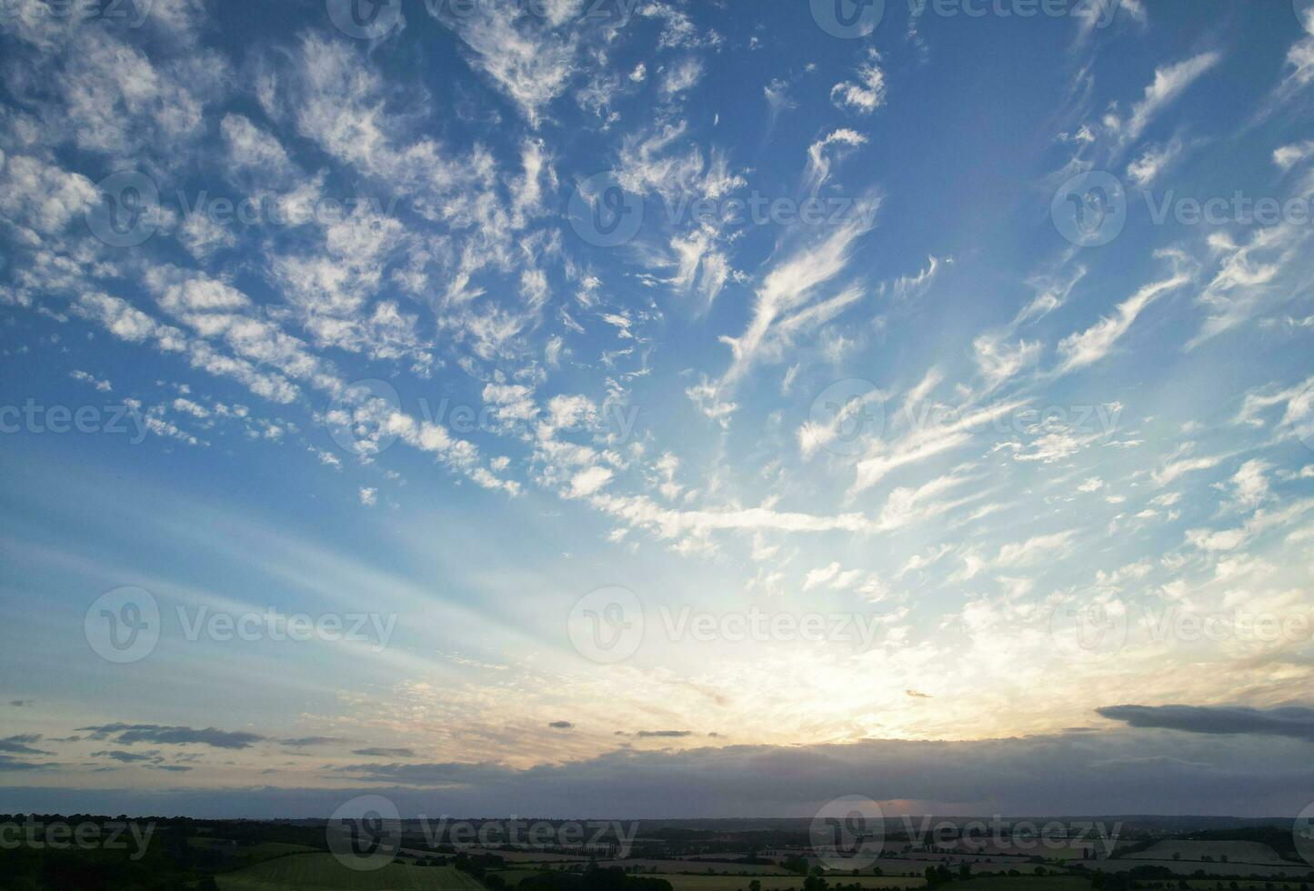 hoog hoek beeldmateriaal van meest mooi natuurlijk oranje zonsondergang met oranje wolken en lucht over- luton stad van Engeland uk. beeld was gevangen genomen met drone's camera Aan augustus 19e, 2023 foto