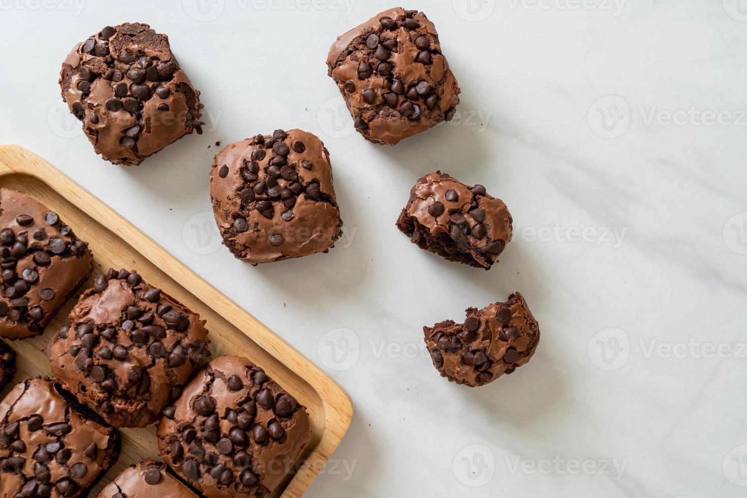 donkere chocolade brownies met chocoladeschilfers erop foto