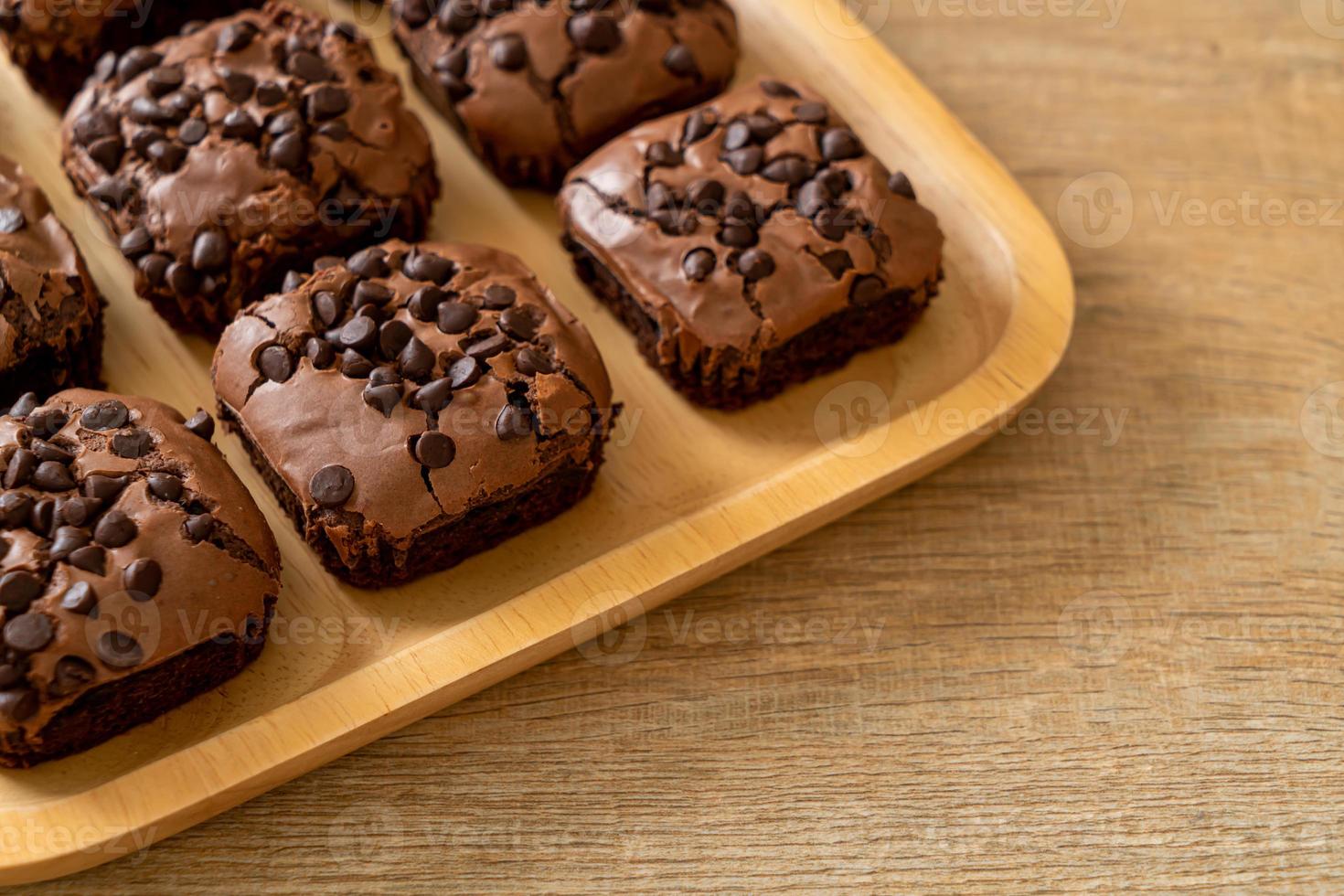 donkere chocolade brownies met chocoladeschilfers erop foto