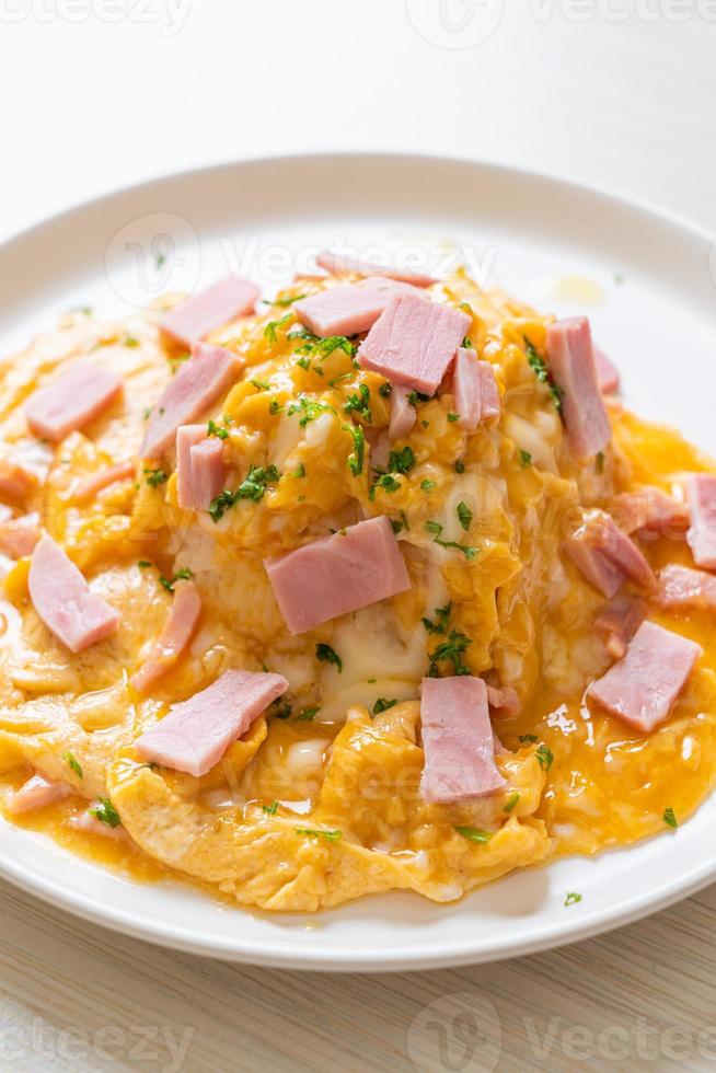 romige omelet met ham op rijst foto