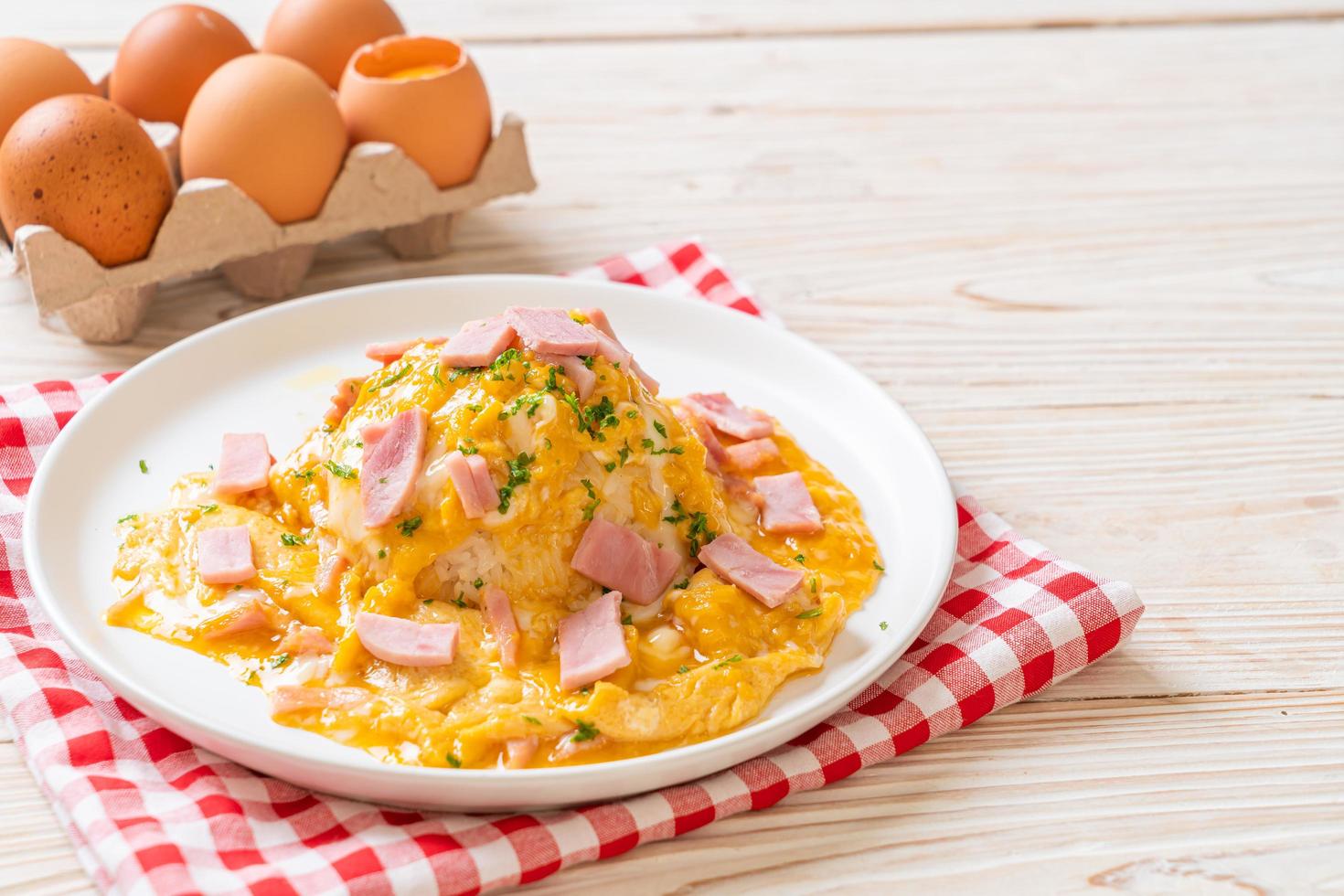 romige omelet met ham op rijst foto