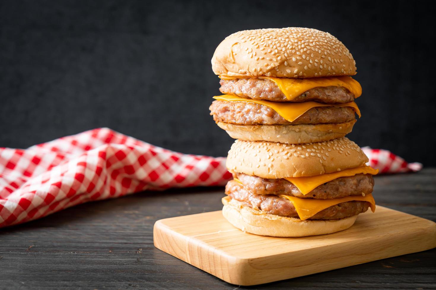 varkenshamburger of varkensburger met kaas op een houten bord foto
