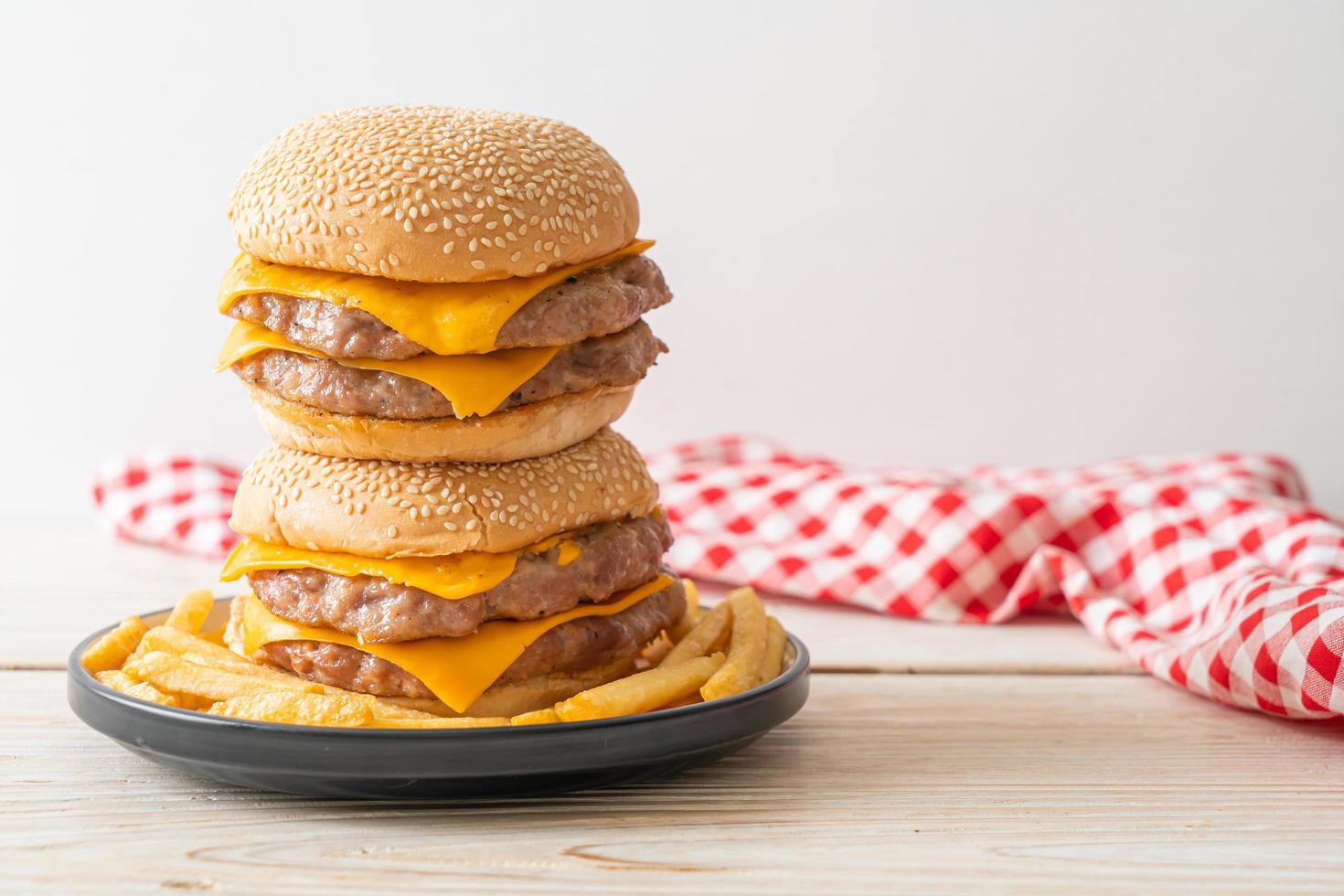 varkenshamburger of varkensburger met kaas en friet french foto
