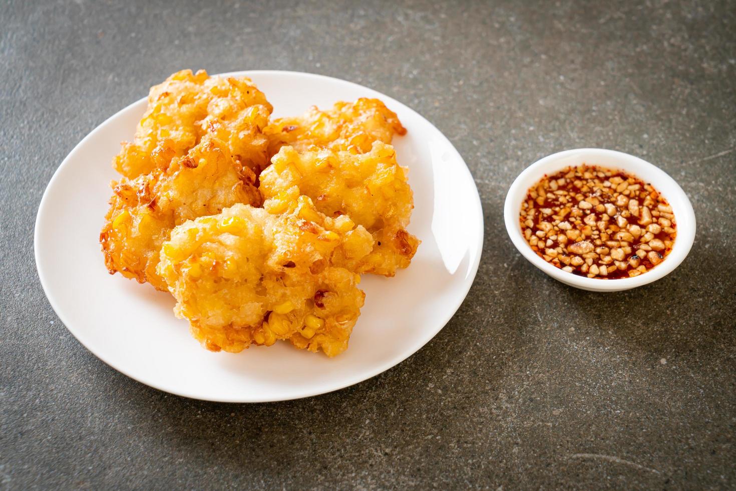 gefrituurde maïs met saus - veganistische en vegetarische eetstijl food foto