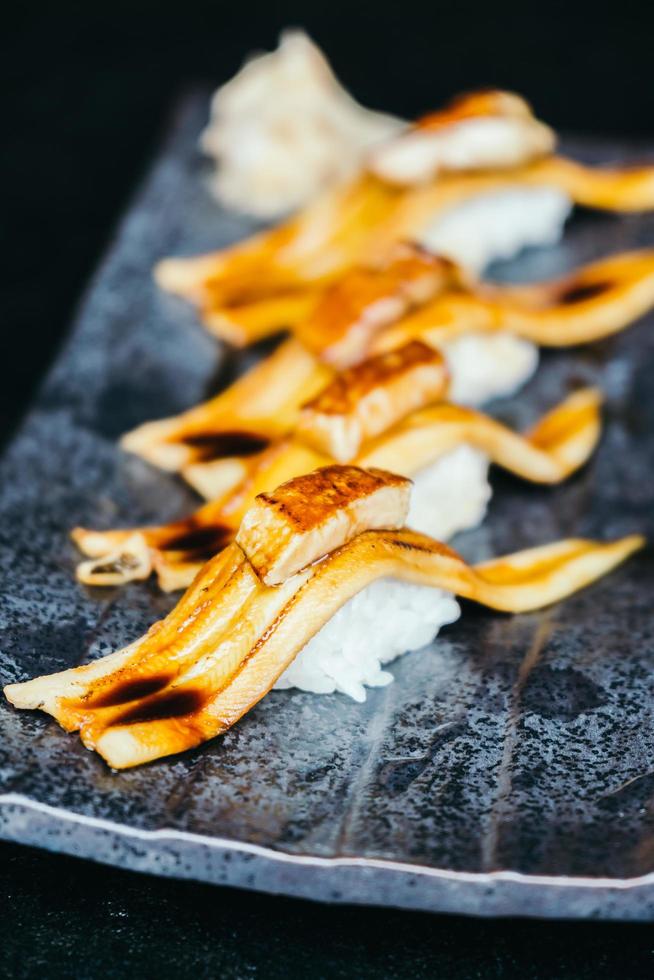 gegrilde palingvis sushi met foie gras bovenop foto