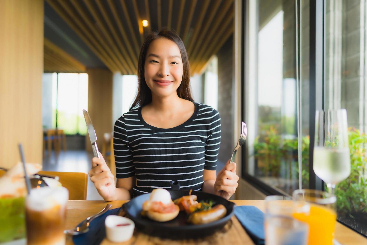 portret mooie jonge aziatische vrouwen glimlachen gelukkig in restaurant en coffeeshopcafé foto