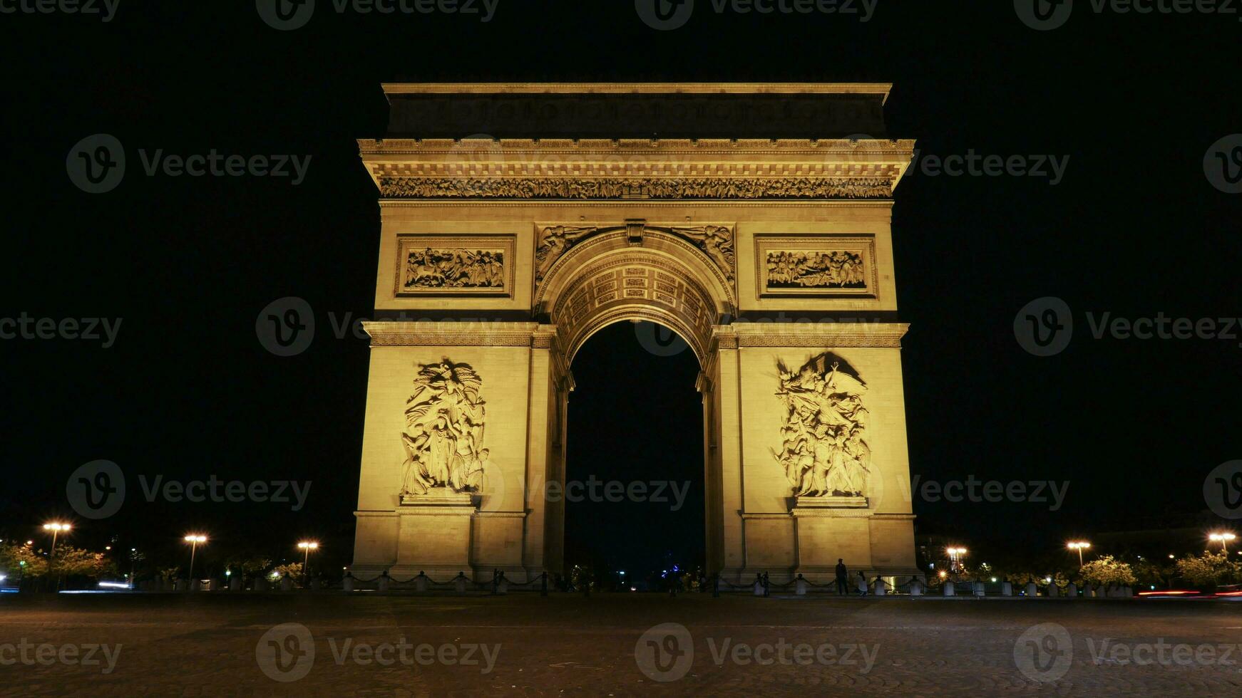 beroemd Champs-Élysees boog Bij nacht foto