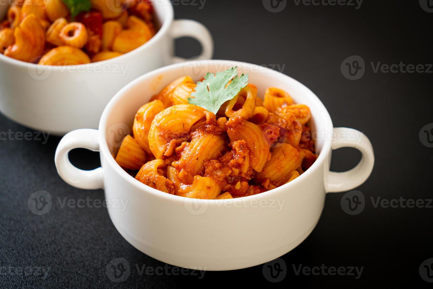 macaroni met tomatensaus en varkensgehakt, american chop suey, american goulash foto