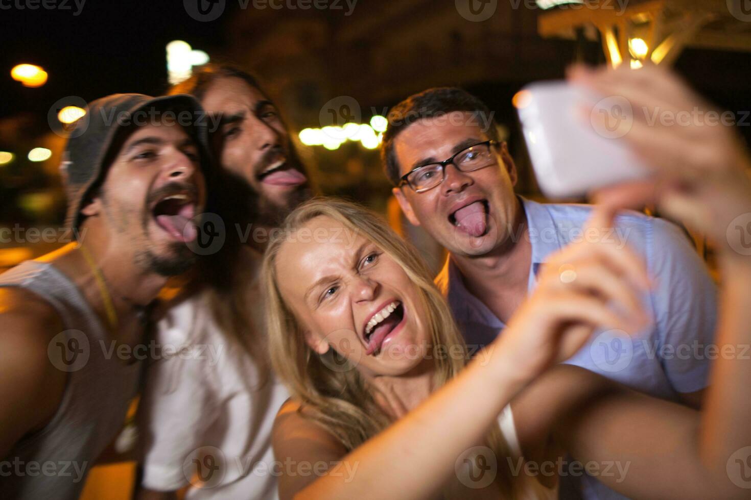 jong mensen nemen gek selfie met mobiel foto