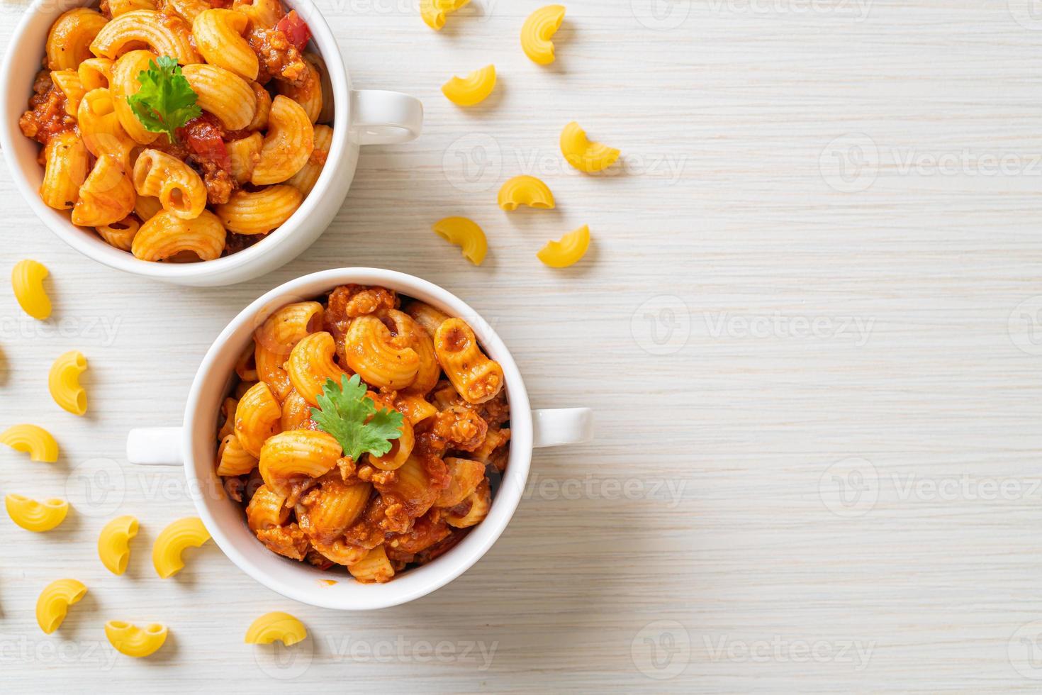 macaroni met tomatensaus en varkensgehakt, american chop suey, american goulash foto