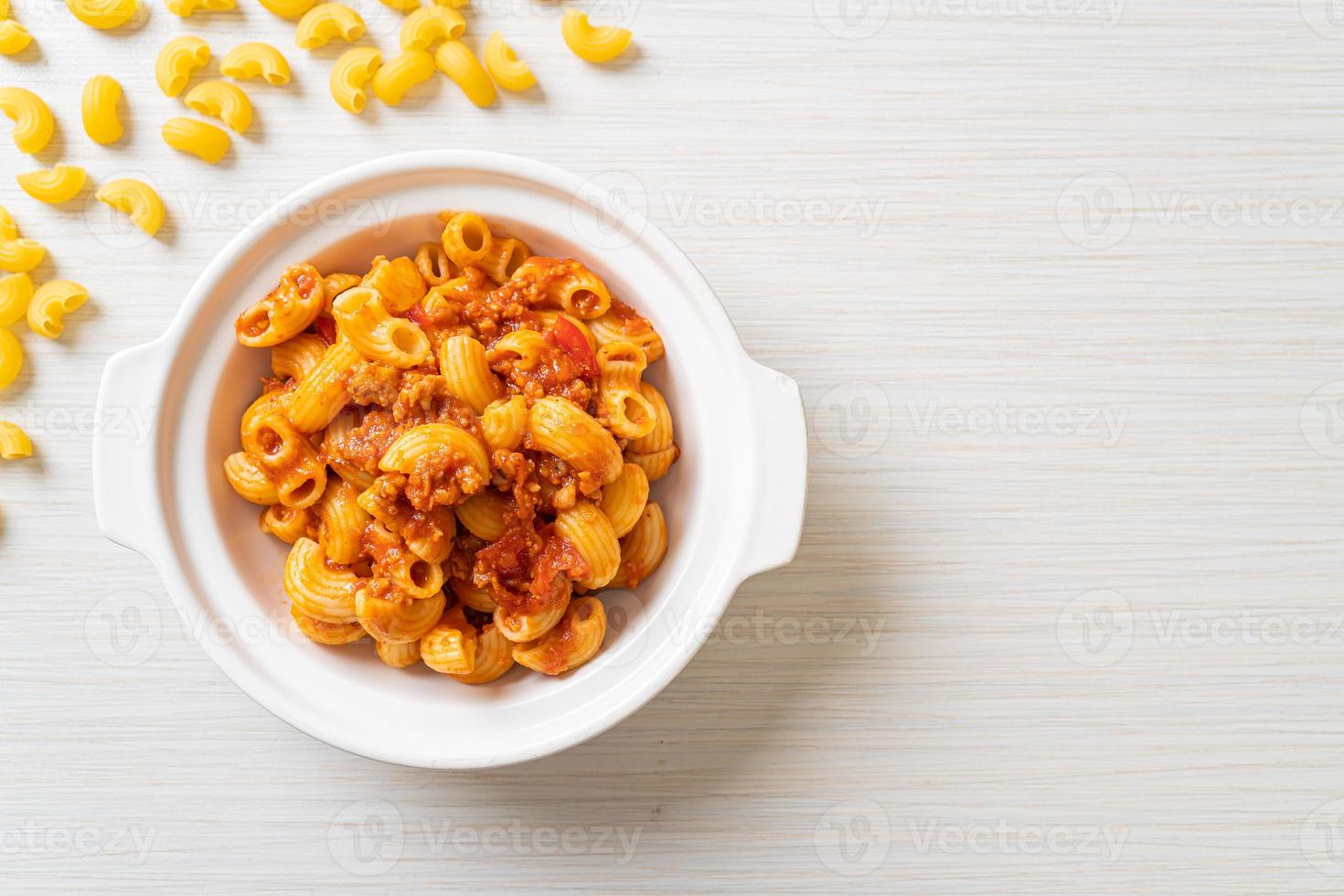 macaroni met tomatensaus en varkensgehakt, american chop suey, american goulash foto