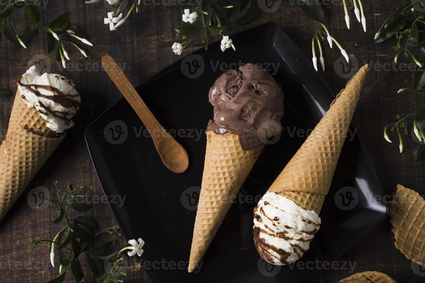 bovenaanzicht zelfgemaakte ijshoorntjes met chocolade. mooi fotoconcept van hoge kwaliteit foto