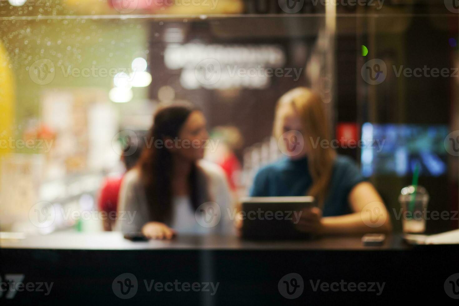 twee vrouw vrienden gebruik makend van tablet pc in een cafe foto