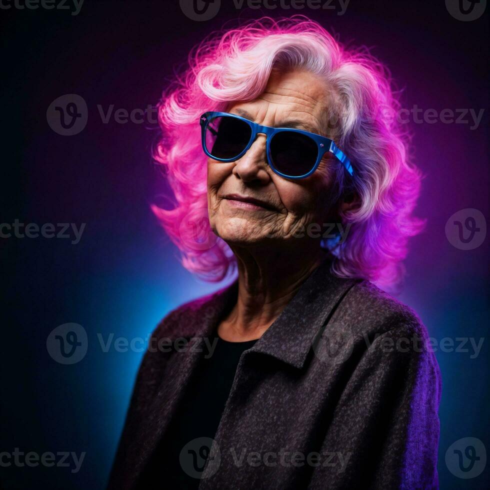 foto van midden- oud oud vrouw met met gemengd roze en blauw neon licht, generatief ai