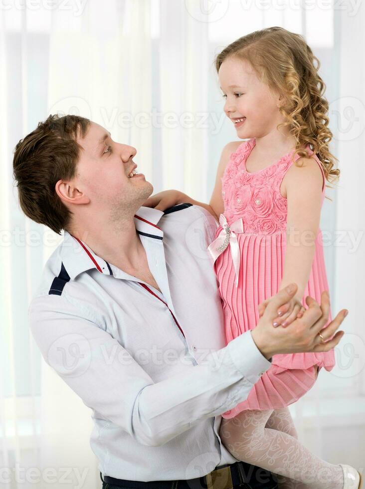 vader Holding dochter en ze dansen foto