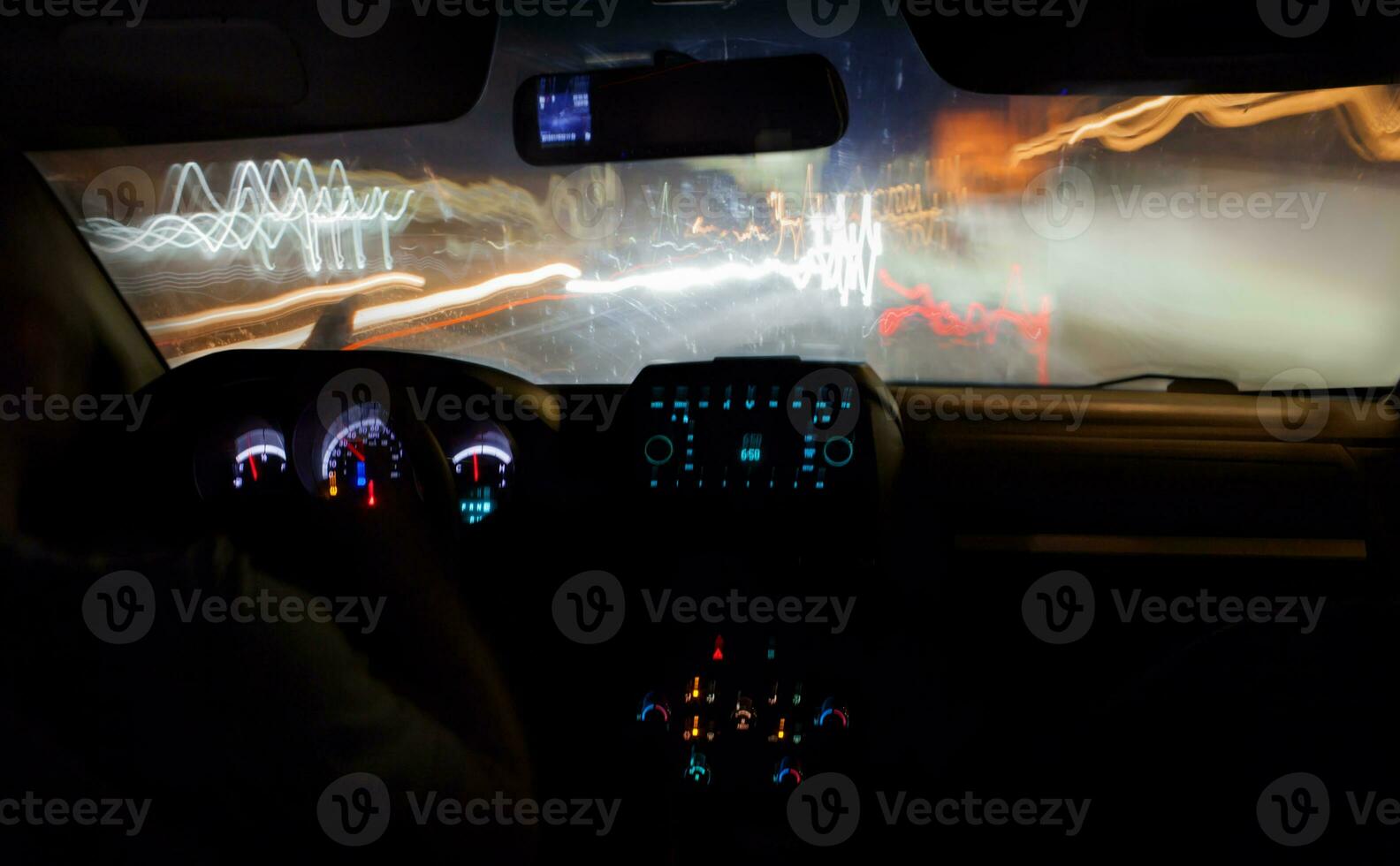 snelheid het rijden in de stad Bij nacht foto