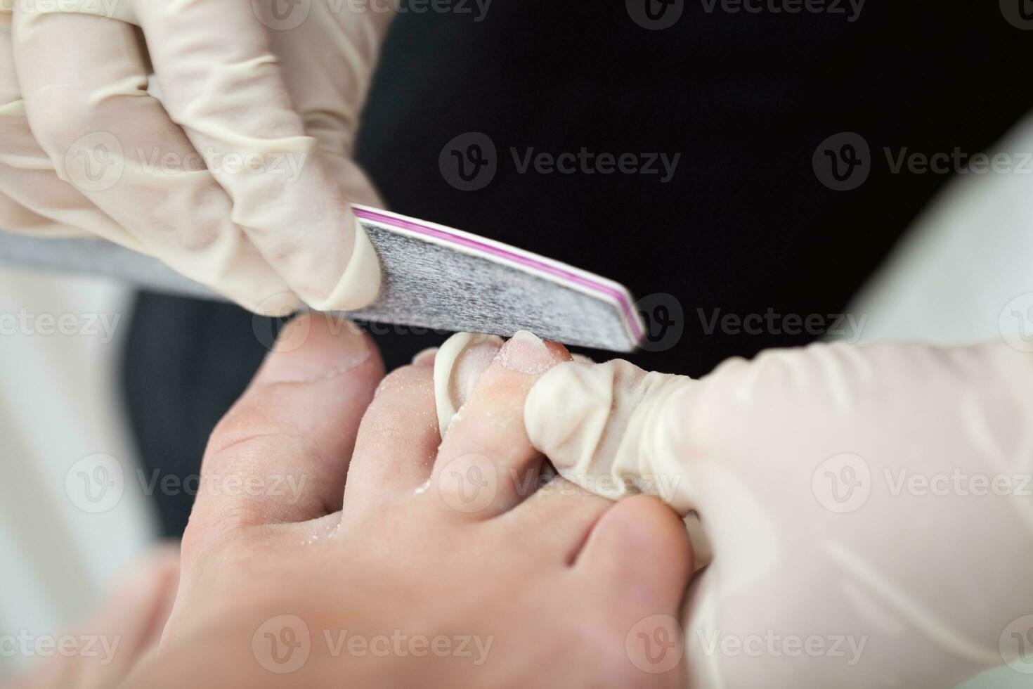 vrouw voeten gedurende pedicure Bij schoonheid salon foto