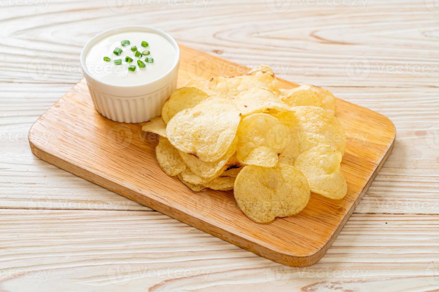 Aardappelchips met zure room dipsaus foto