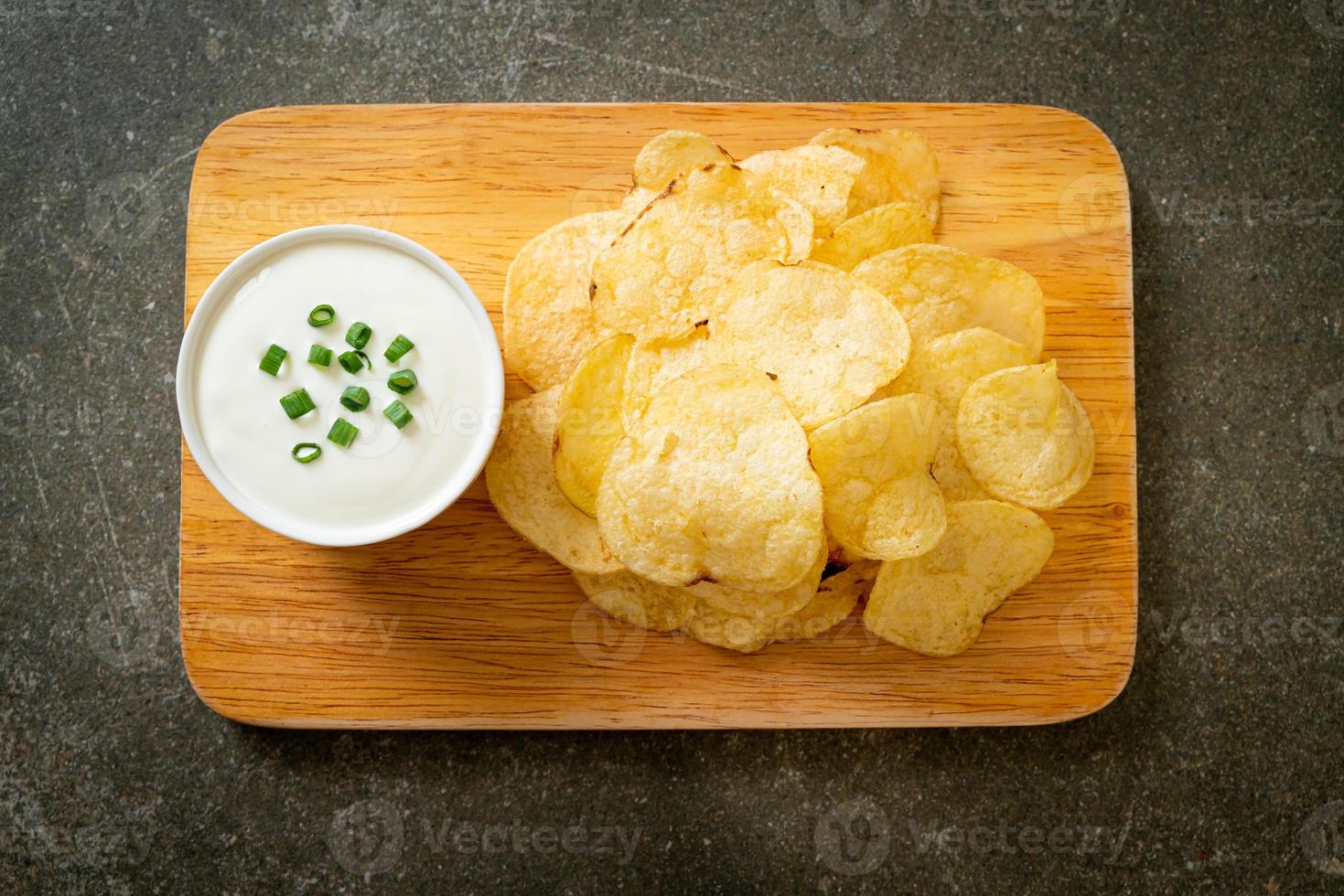 Aardappelchips met zure room dipsaus foto