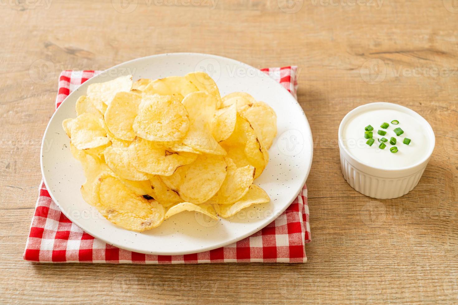 Aardappelchips met zure room dipsaus foto