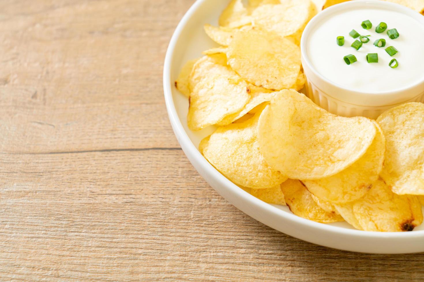 Aardappelchips met zure room dipsaus foto