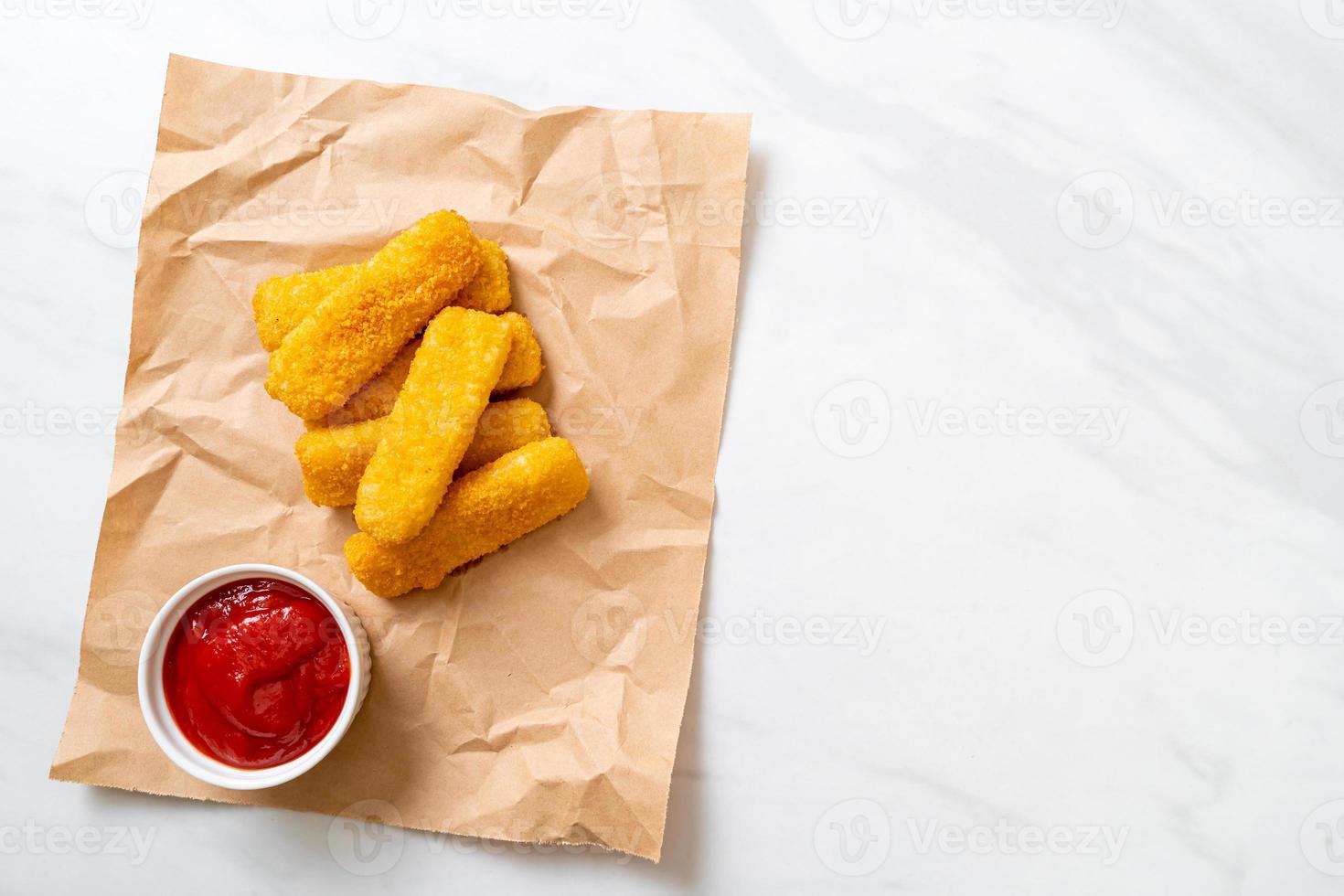 krokant gebakken vissticks met ketchup foto