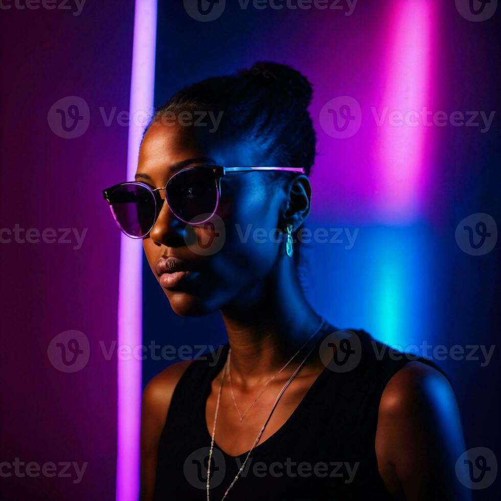 foto van mooi Afrikaanse vrouw met met gemengd roze en blauw neon licht, generatief ai