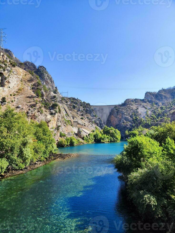 Doorzichtig blauw tropisch water met groen vegetatie en een kust foto