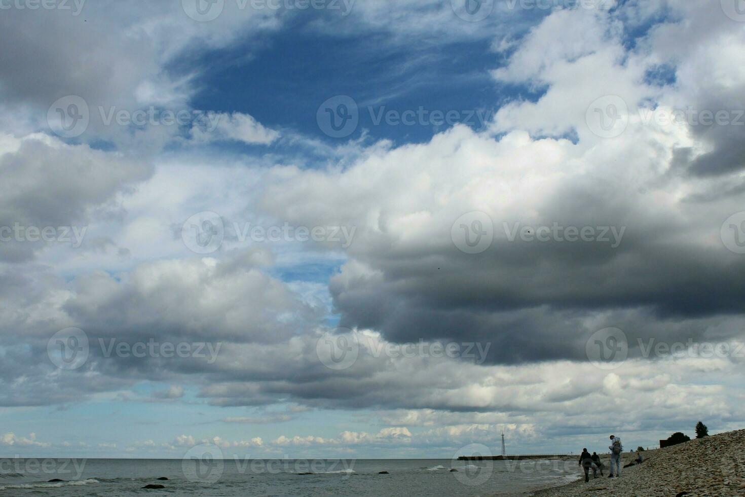 somber lucht bovenstaand de zee. regenachtig wolken Aan de horizon bovenstaand de water. natuur achtergrond. foto