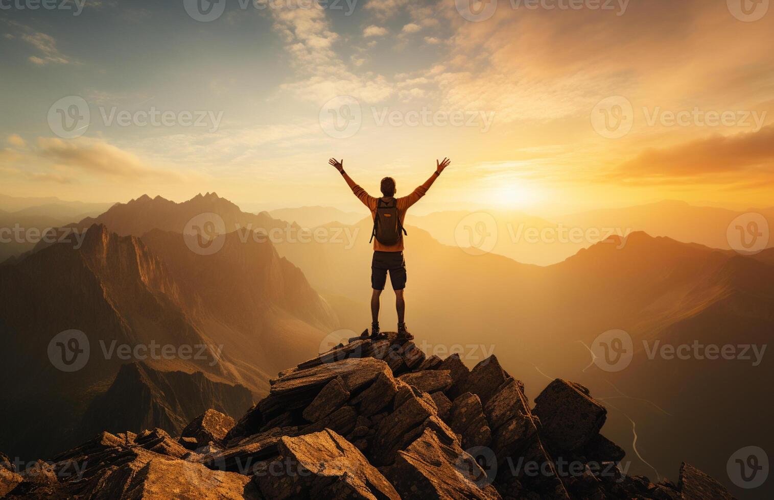 de silhouet van een toerist staand met zijn armen uitgestrekt de gouden gloed van de ochtend- zon Aan de bergtop. staand omhoog naar bereiken succes. generatief ai foto