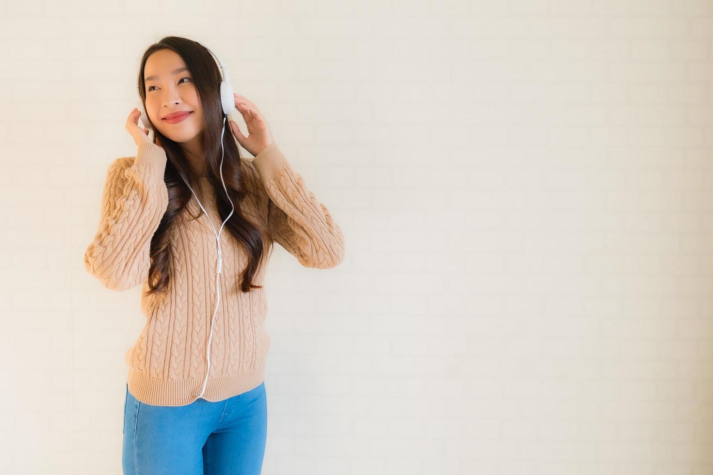 portret mooie jonge aziatische vrouwen gelukkig genieten met muziek luisteren foto