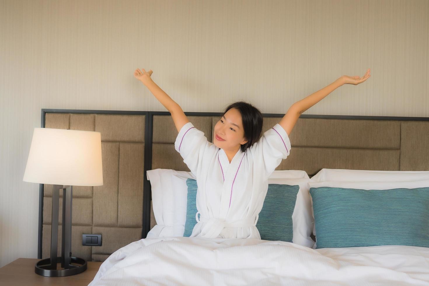 portret mooie jonge aziatische vrouwen glimlachen gelukkig in slaapkamer foto