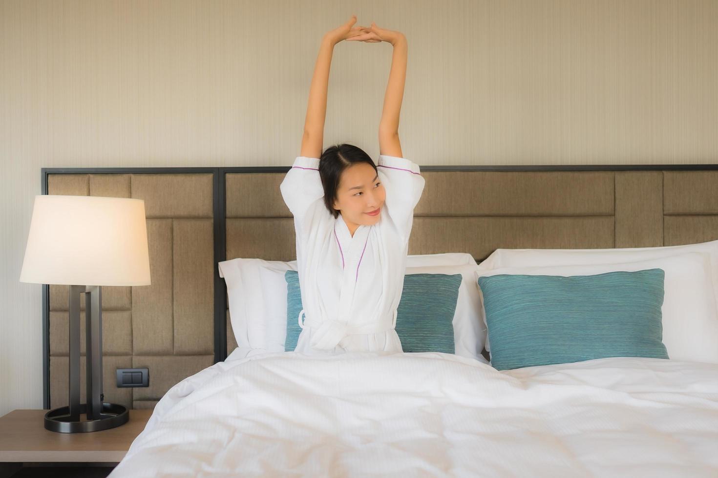 portret mooie jonge aziatische vrouwen glimlachen gelukkig in slaapkamer foto