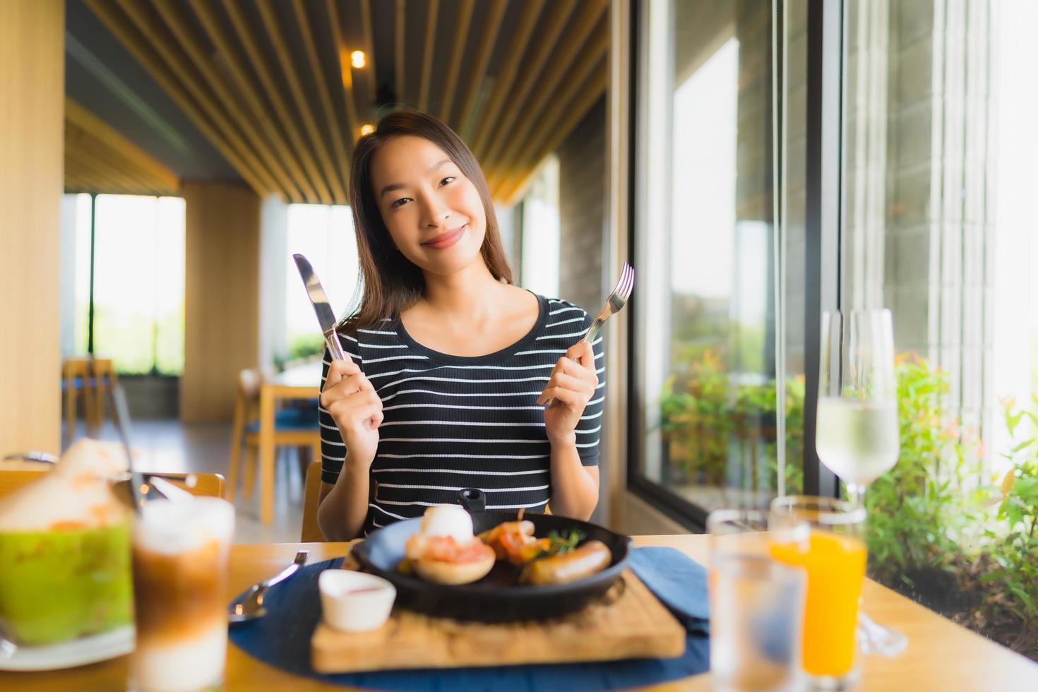 portret mooie jonge aziatische vrouwen glimlachen gelukkig in restaurant en coffeeshopcafé foto