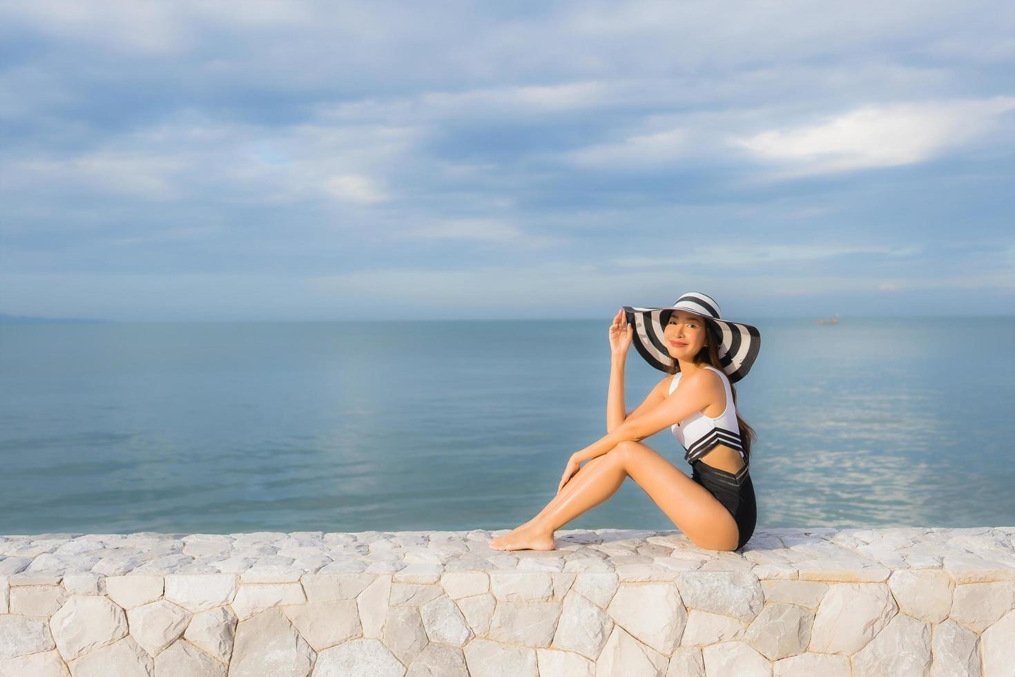portret mooie jonge aziatische vrouwen ontspannen glimlach gelukkig rond zee strand oceaan foto