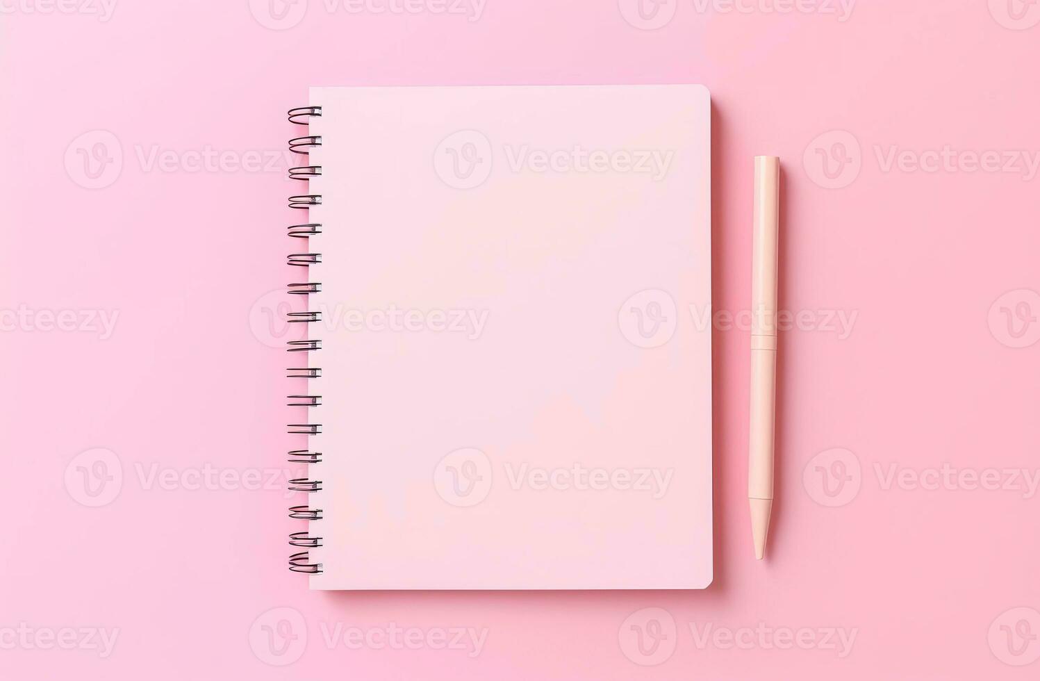 kladblok met blanco Pagina's en pen Aan een roze achtergrond. foto