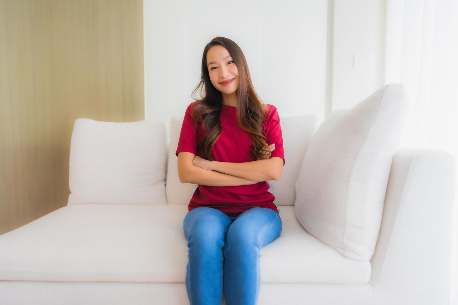 portret mooie jonge aziatische vrouwen gelukkige glimlach zitten op de bank foto