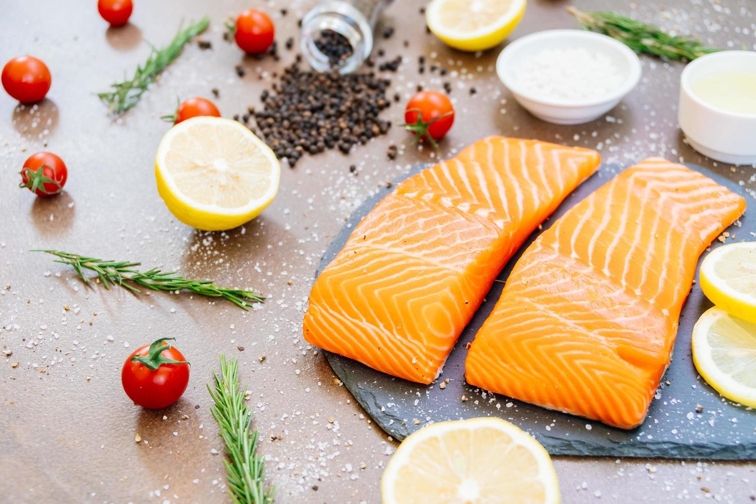 rauwe en verse zalmfilet op zwarte stenen leisteen foto