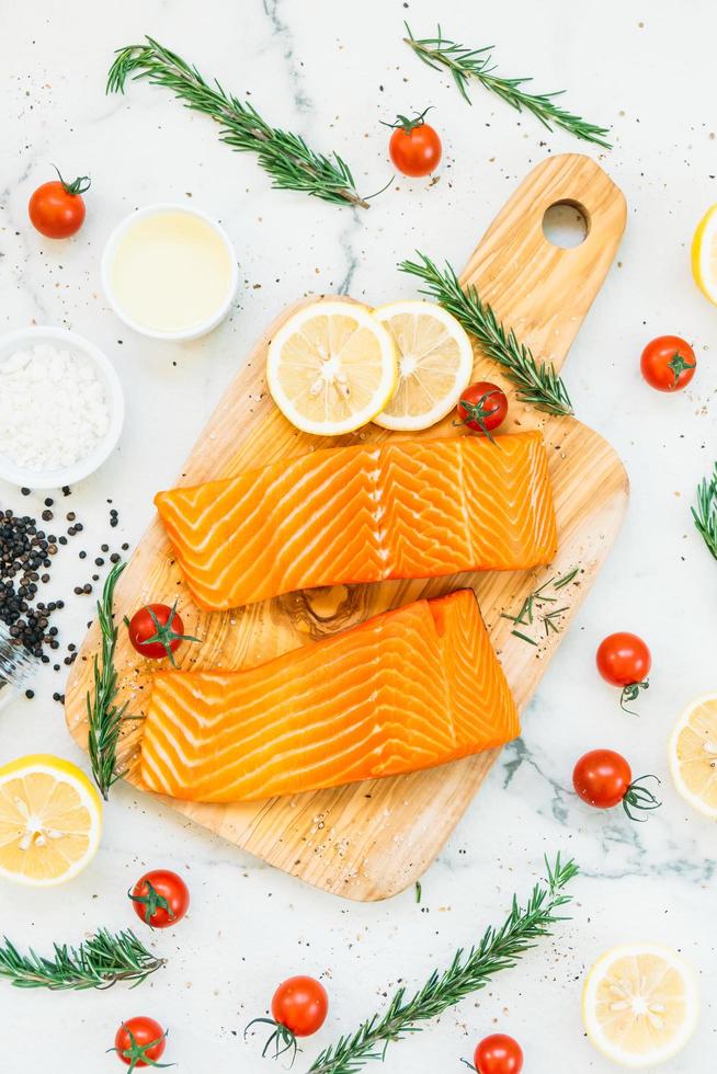 rauwe en verse zalmvleesfilet op houten snijplank foto