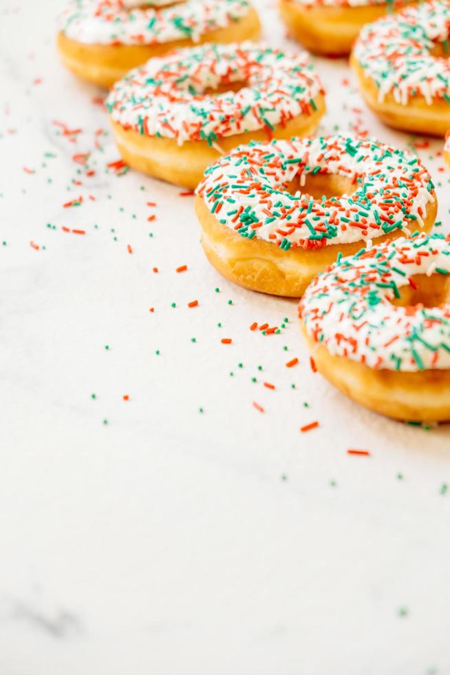 donuts met witte chocoladeroom en hagelslag foto
