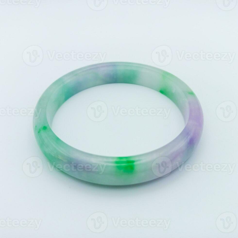 licht groen en Purper kleur combinatie jade armband geïsoleerd Aan wit achtergrond. plein oriëntering foto