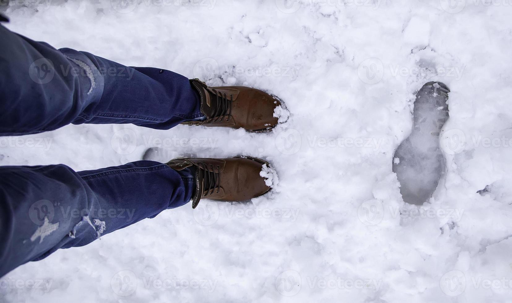 man's voeten in de sneeuw foto