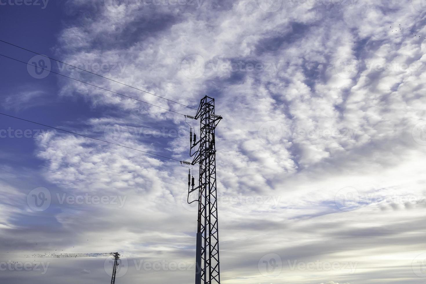 hoogspanningstoren met lucht foto