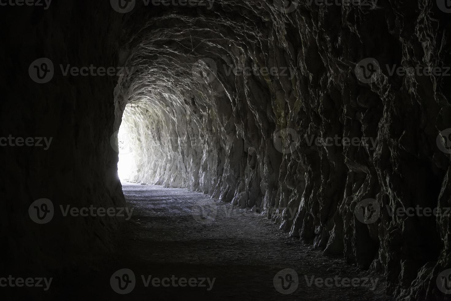 diepe stenen tunnel foto