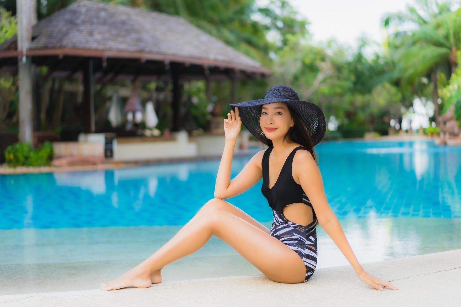 portret mooie jonge aziatische vrouwen gelukkige glimlach ontspannen rond het zwembad foto