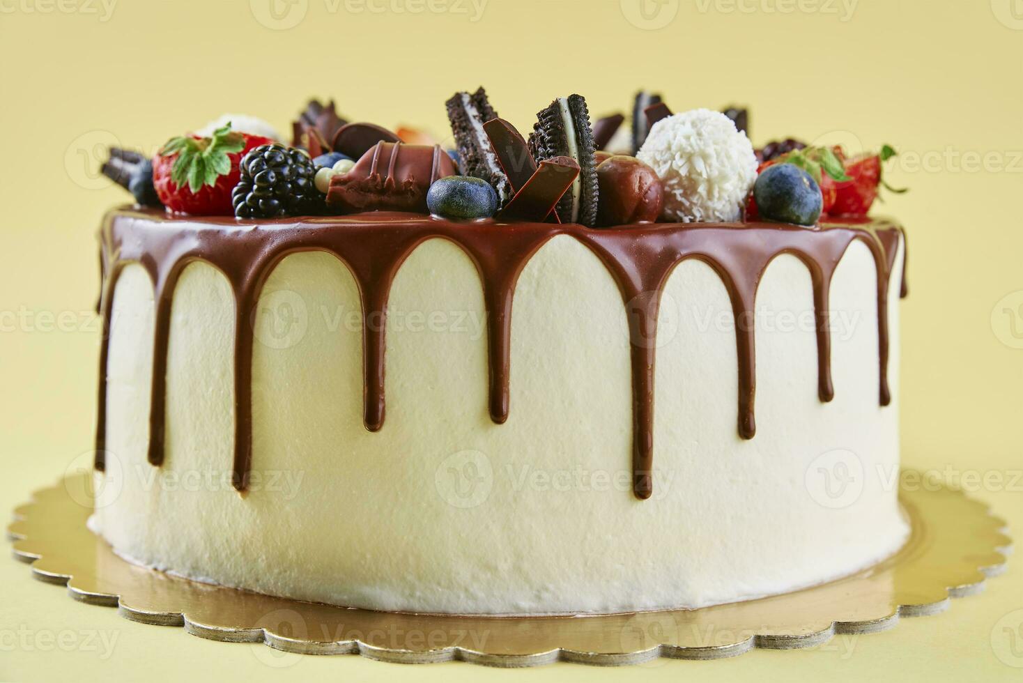 taart versierd met aardbei en chocola Aan geel achtergrond foto