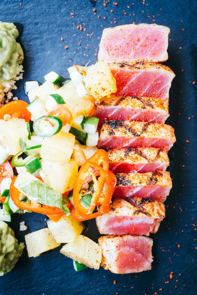 Gegrilde rauwe tonijnsalade met groente foto