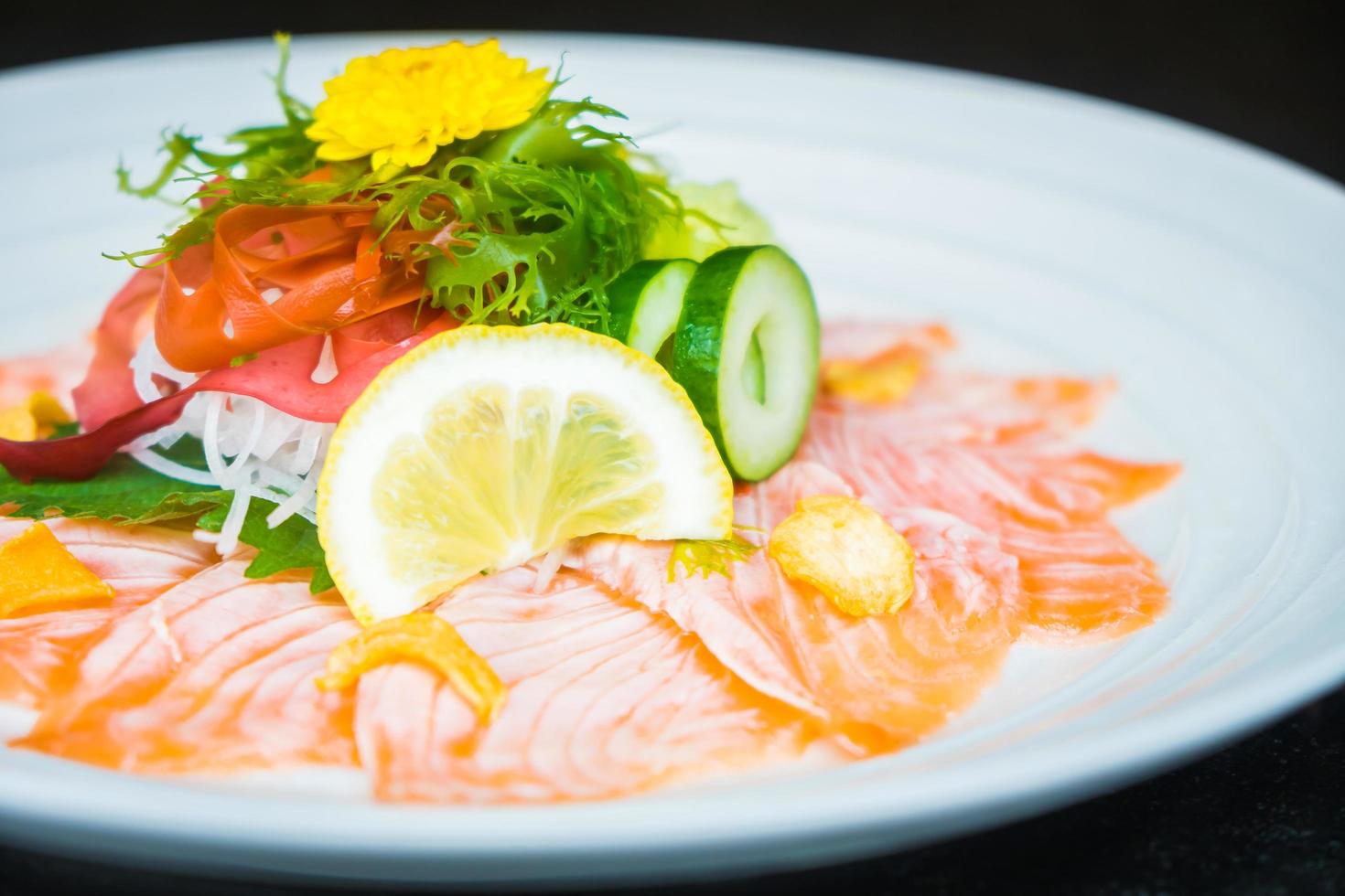 carpaccio zalm in wit bord foto