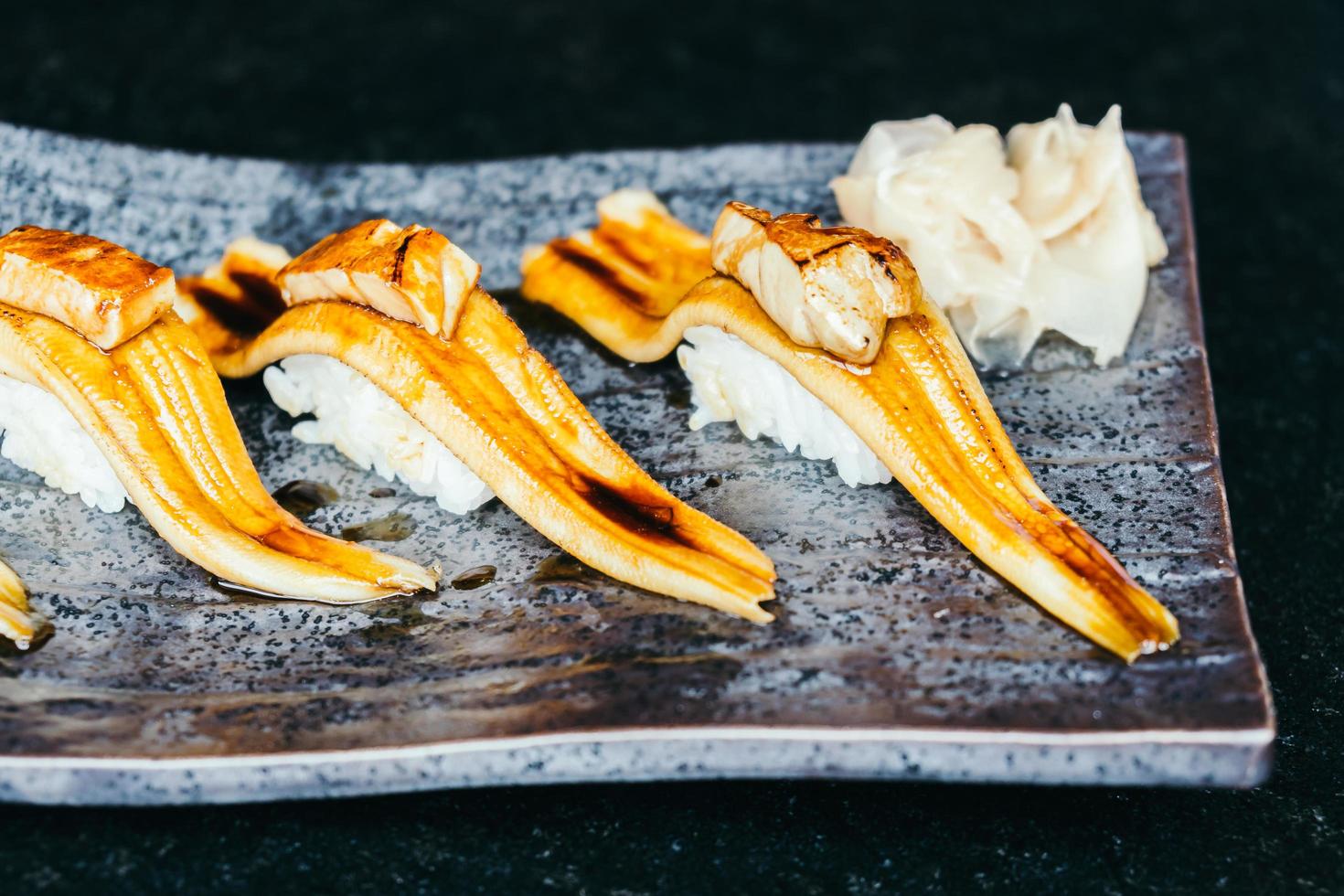 gegrilde palingvis sushi met foie gras bovenop foto