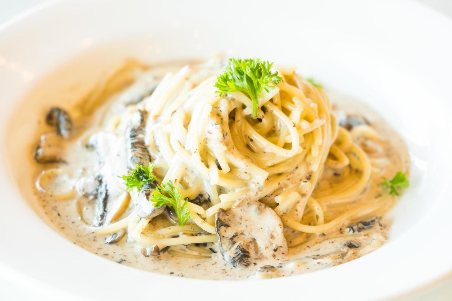 spaghetti roomsaus met truffelzwam foto